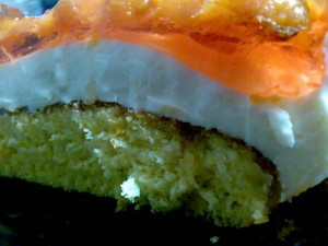 Бисквитно-творожно-абрикосовый десерт