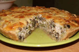 Лоранский пирог с курицей, грибами и брокколи 