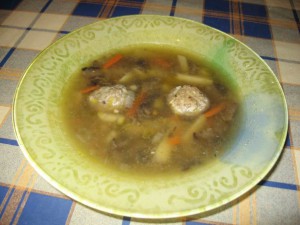 Грибной суп со свиными фрикадельками