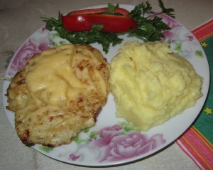 Запеченная куриная отбивная с сыром и ананасом